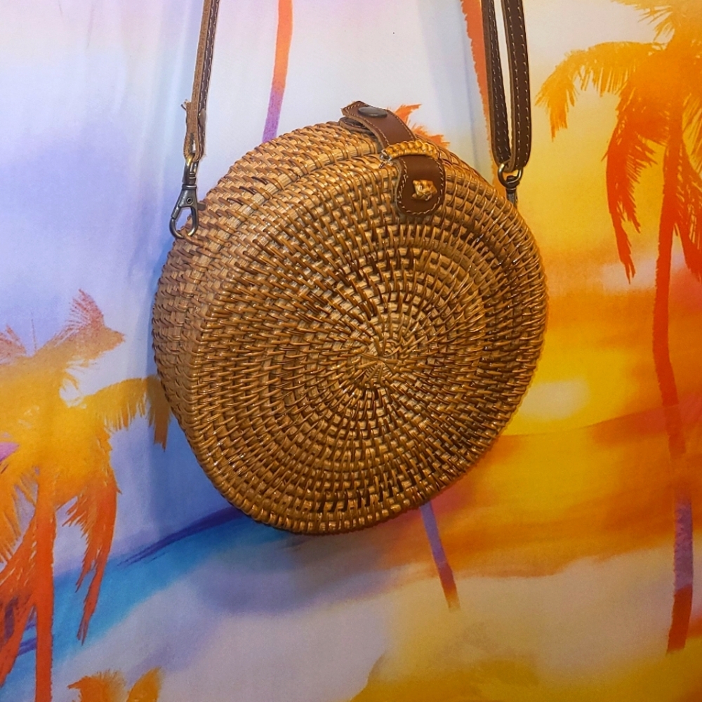 Round wicker purse